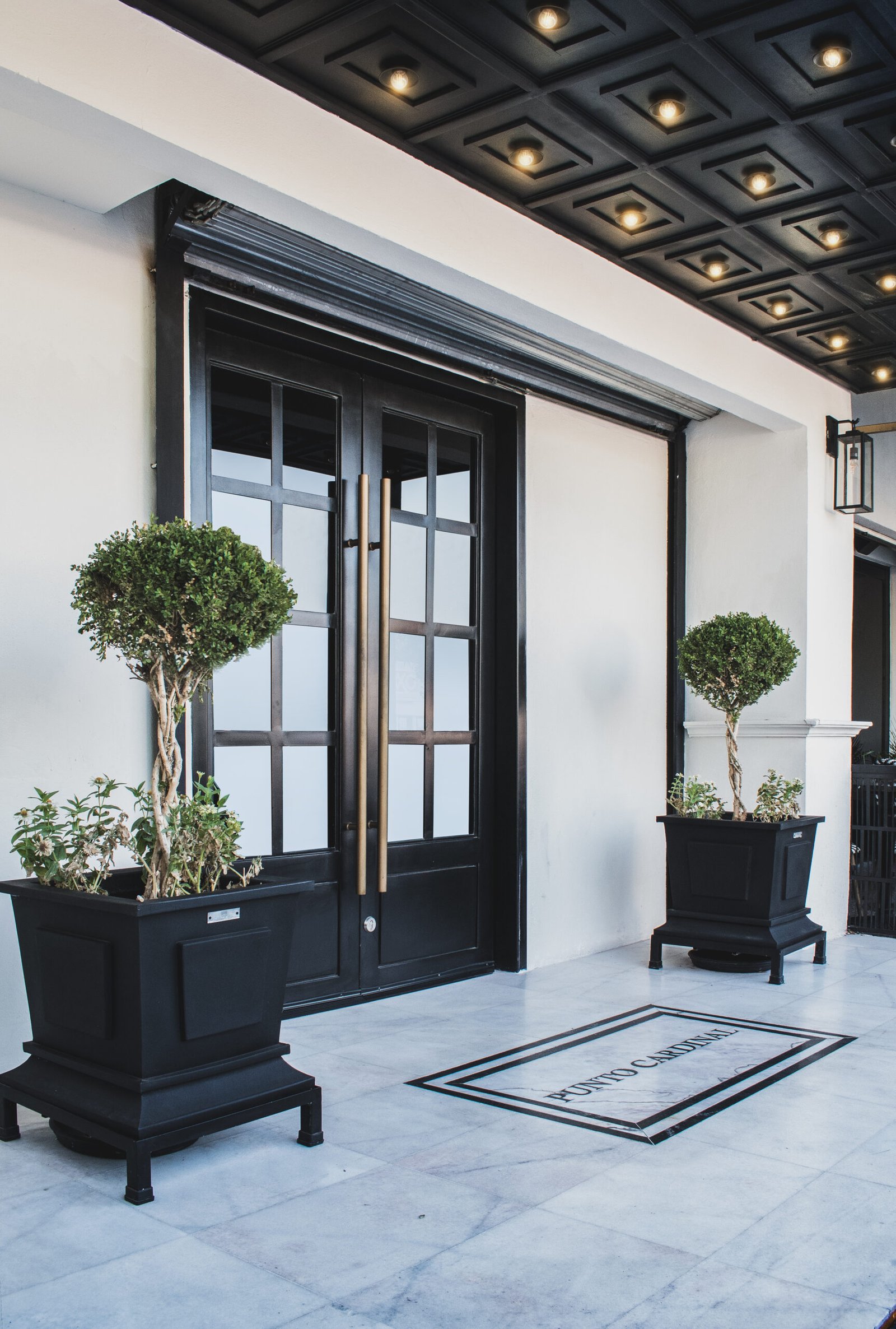 Entrada de restaurante punto cardinal